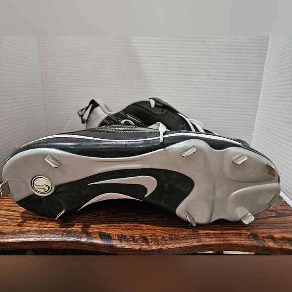 New NIKE cleats Size 13.5 - Picture 4 of 5